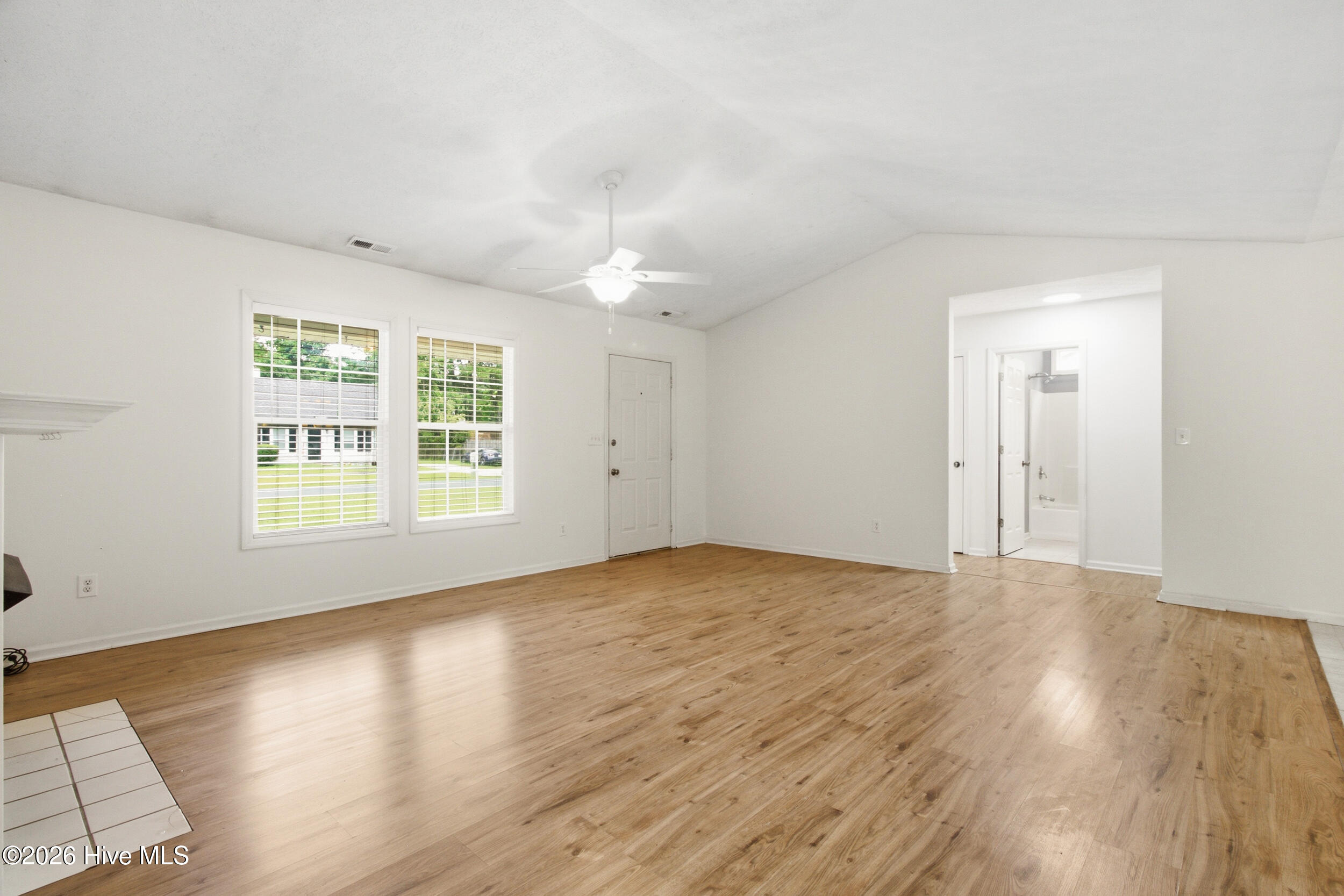 5709 County Line Road New Bern, NC 28562 - Photo 6 of 39 Entry Way / Living Room