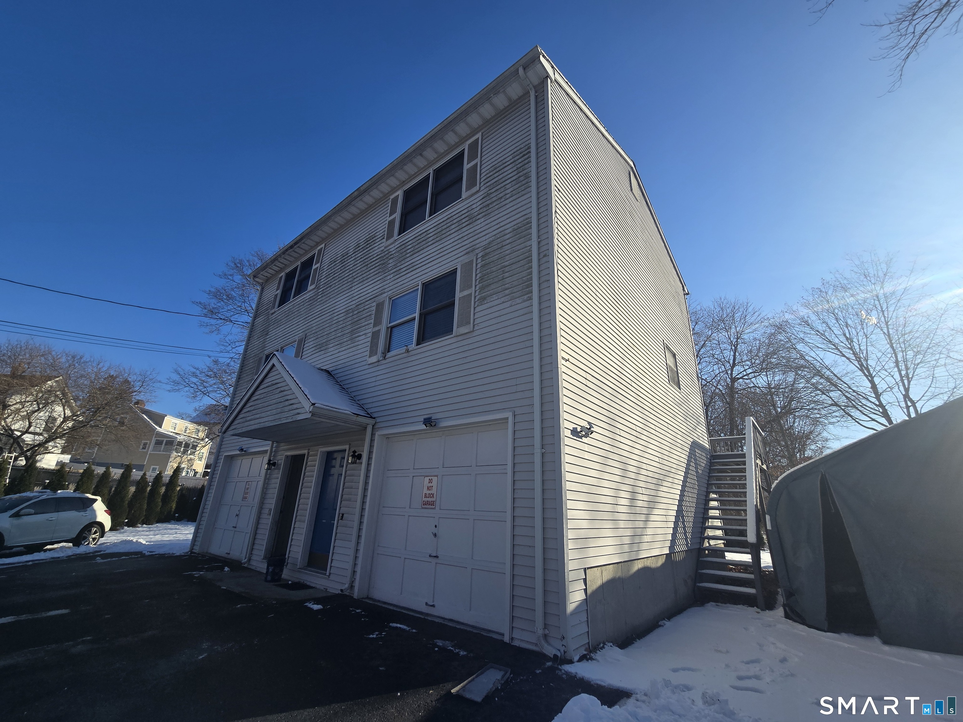 a view of backyard of the house