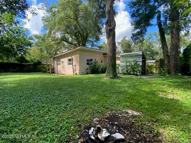 a view of a house with yard and tree s