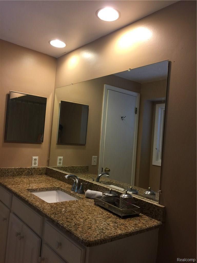 1609 Deerhurst Lane Rochester, MI 48307 - Photo 36 of 38 IMG_2216.JPG