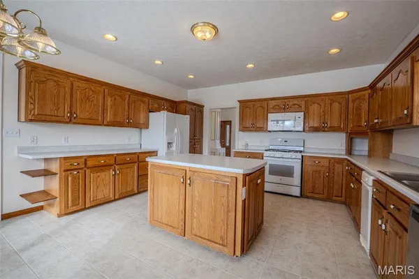 $492,400 | 220 April Drive, St. Robert, MO 65584