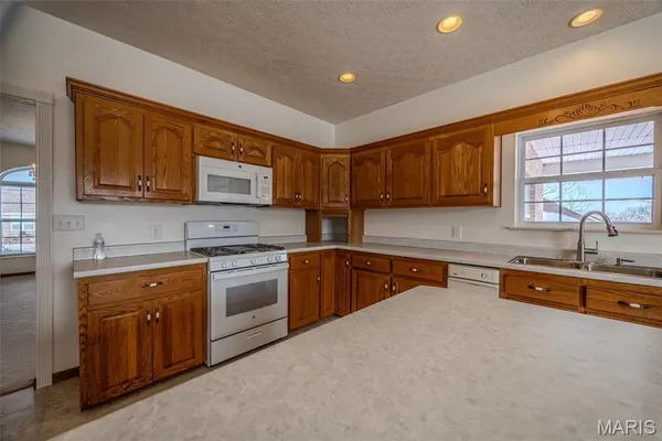 $492,400 | 220 April Drive, St. Robert, MO 65584