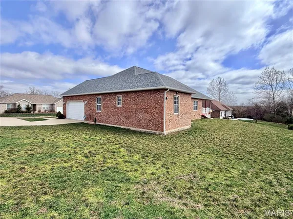 $492,400 | 220 April Drive, St. Robert, MO 65584
