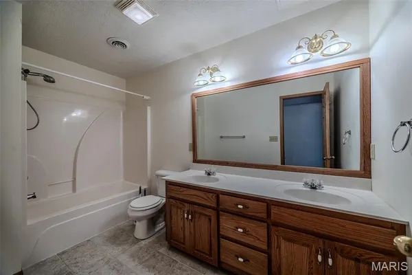 $492,400 | 220 April Drive, St. Robert, MO 65584