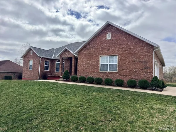 $492,400 | 220 April Drive, St. Robert, MO 65584