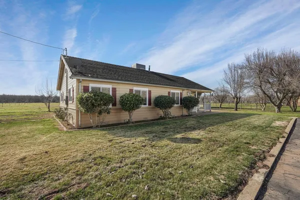 an empty room with closet and ceiling fan