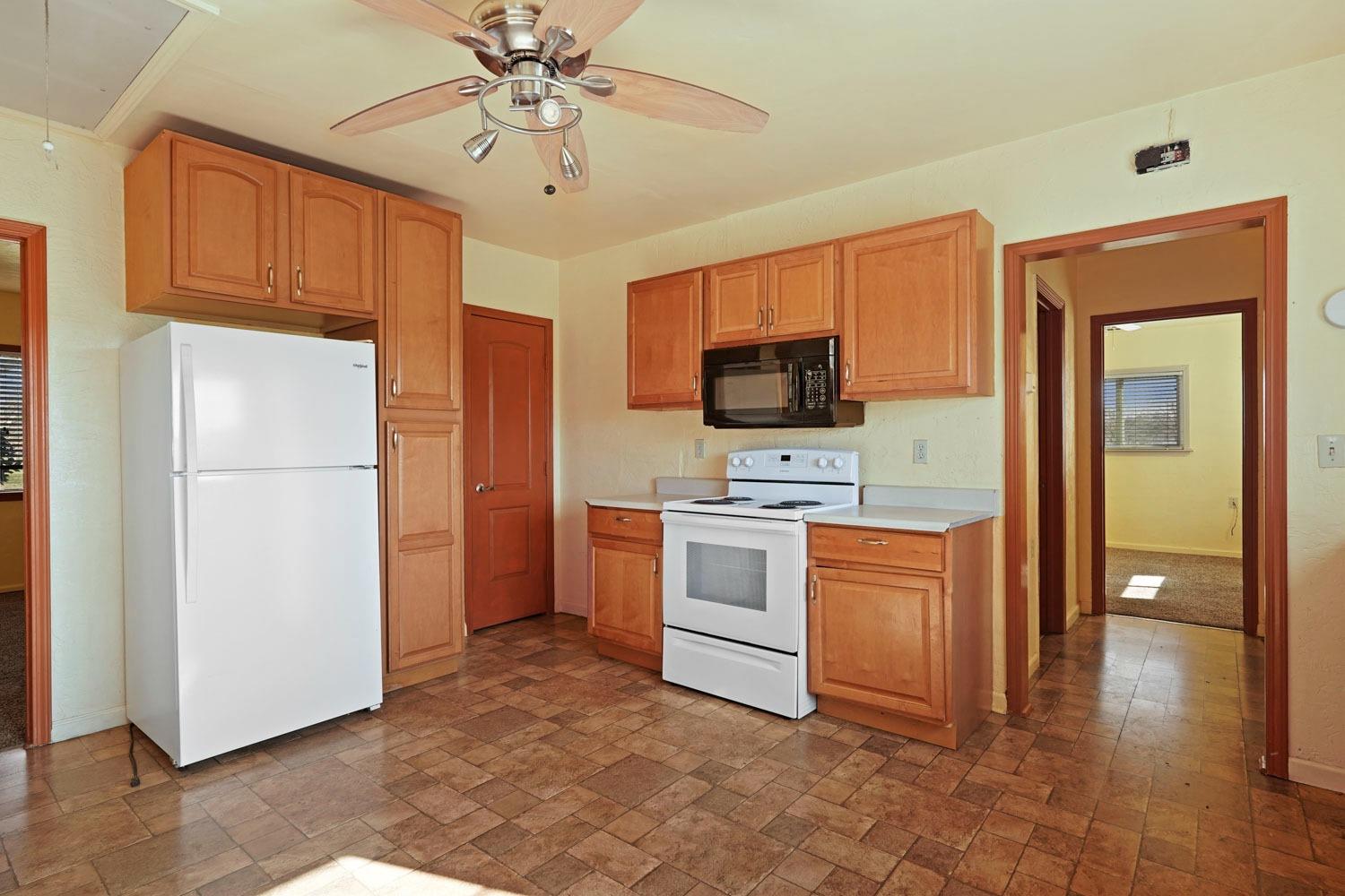 10710 North Shelton Road Linden, CA 95236 - Photo 40 of 75 a kitchen with stainless steel appliances a refrigerator stove and sink