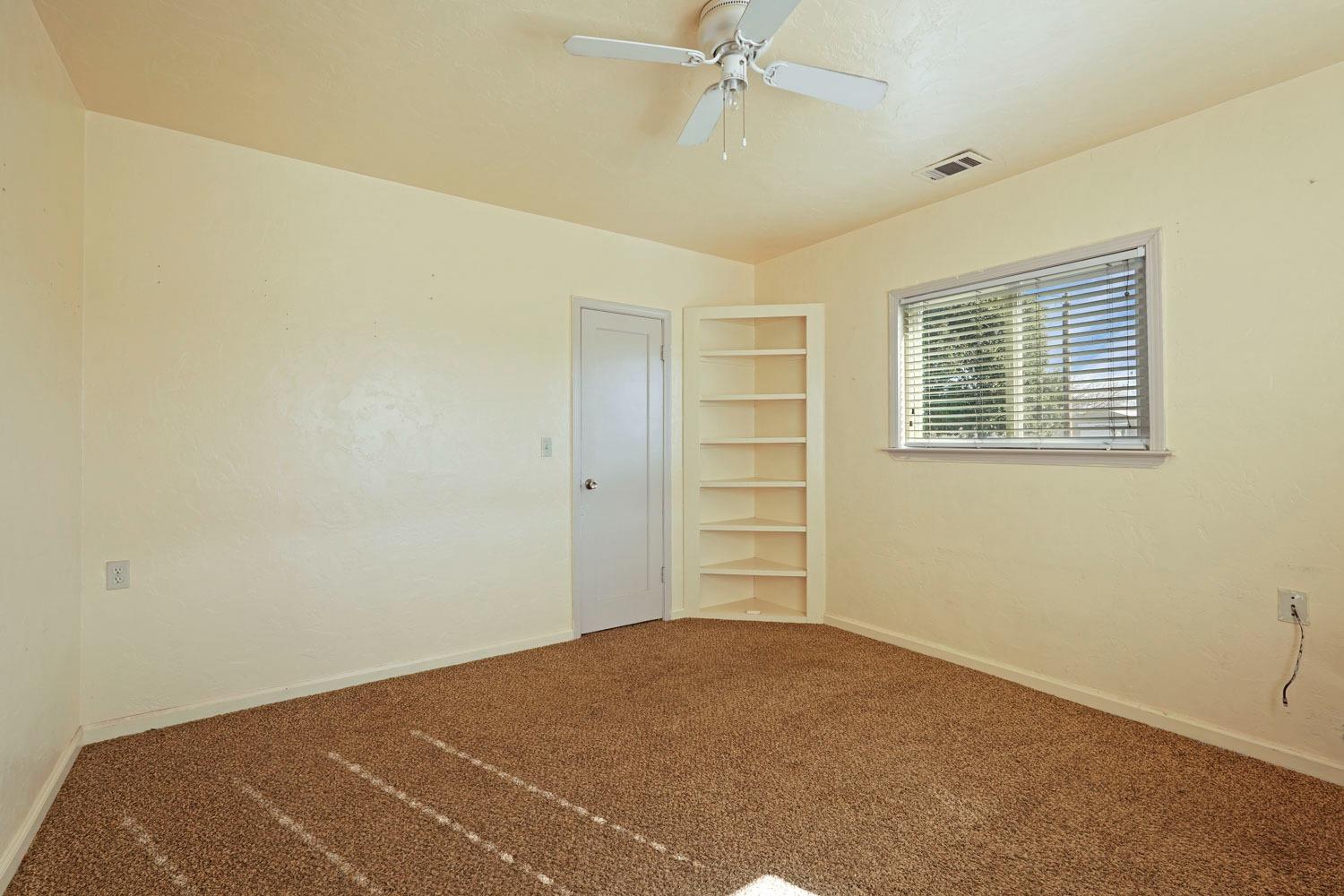 10710 North Shelton Road Linden, CA 95236 - Photo 46 of 75 an empty room with closet and ceiling fan
