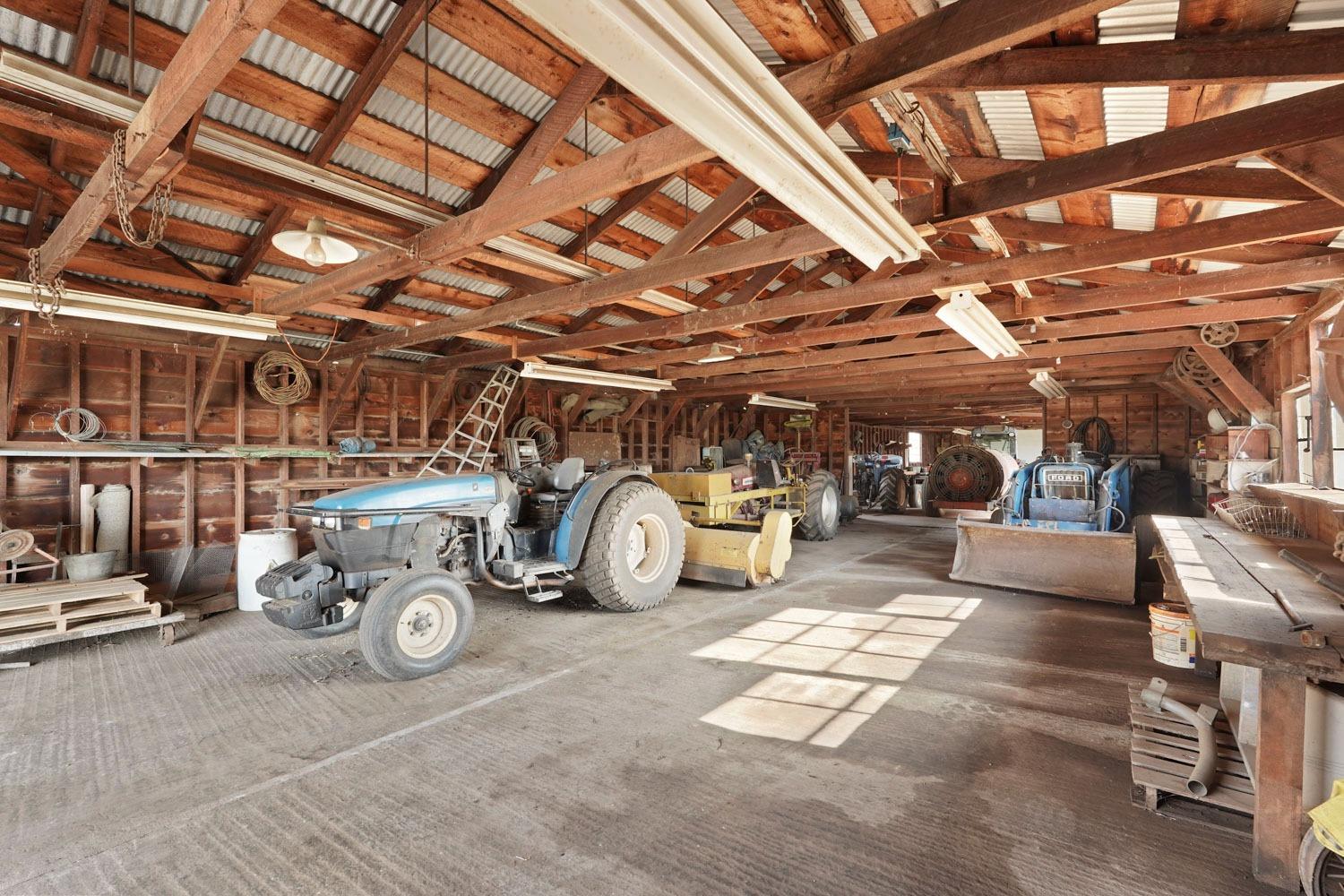 10710 North Shelton Road Linden, CA 95236 - Photo 60 of 75 a view of parking garage with cars