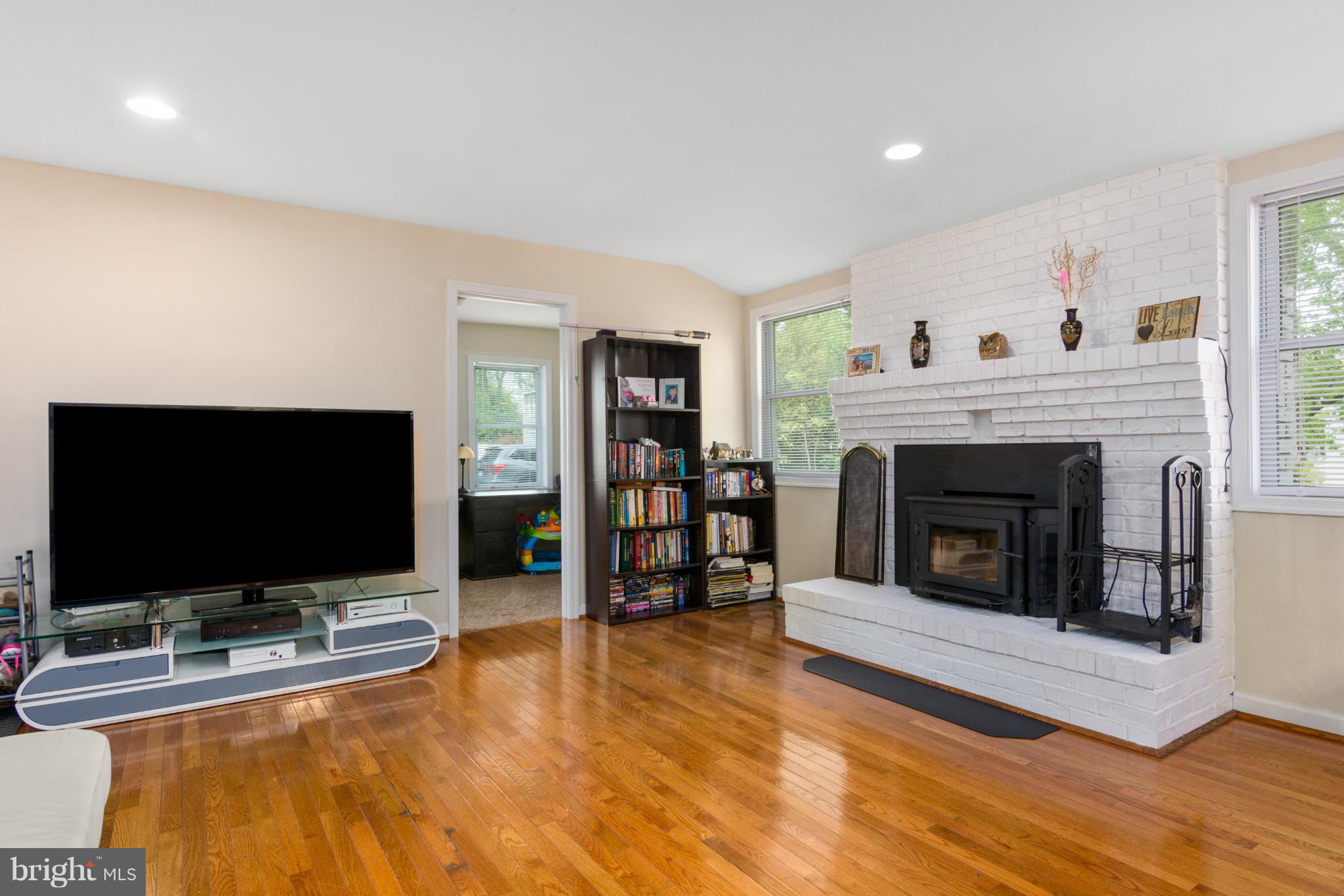 7817 Harbor Road Pasadena, MD 21122 - Photo 4 of 30 Family Room