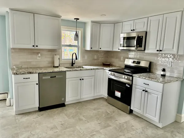 $450,000 | 1 Sunset Avenue, Allenstown, NH 03275