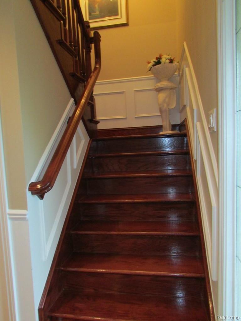 3052 St Clair Drive Rochester, MI 48309 - Photo 17 of 34 Elegant Stairway Leading to Second Level
