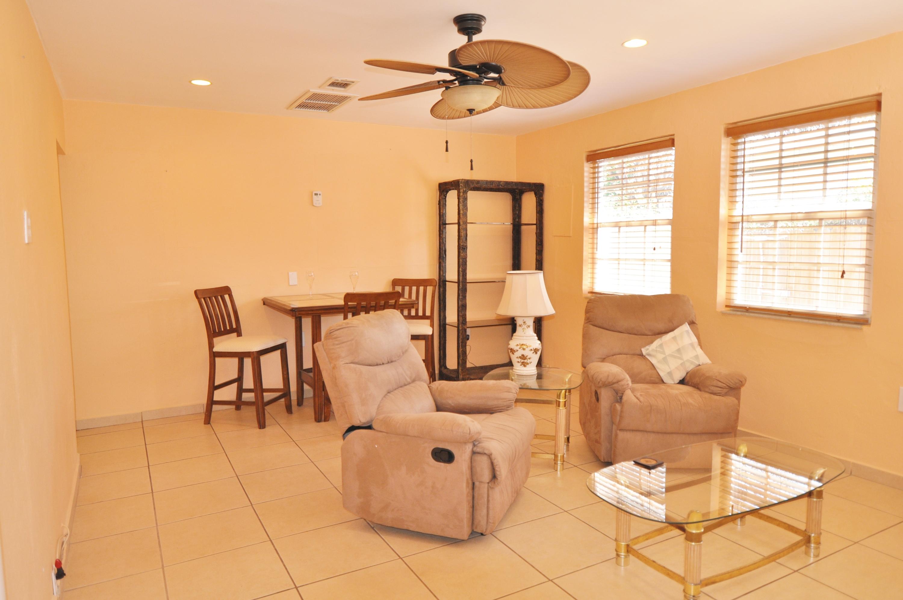 20 Dolphin Road Key Largo, FL 33037 - Photo 12 of 31 Lots of windows in the LR