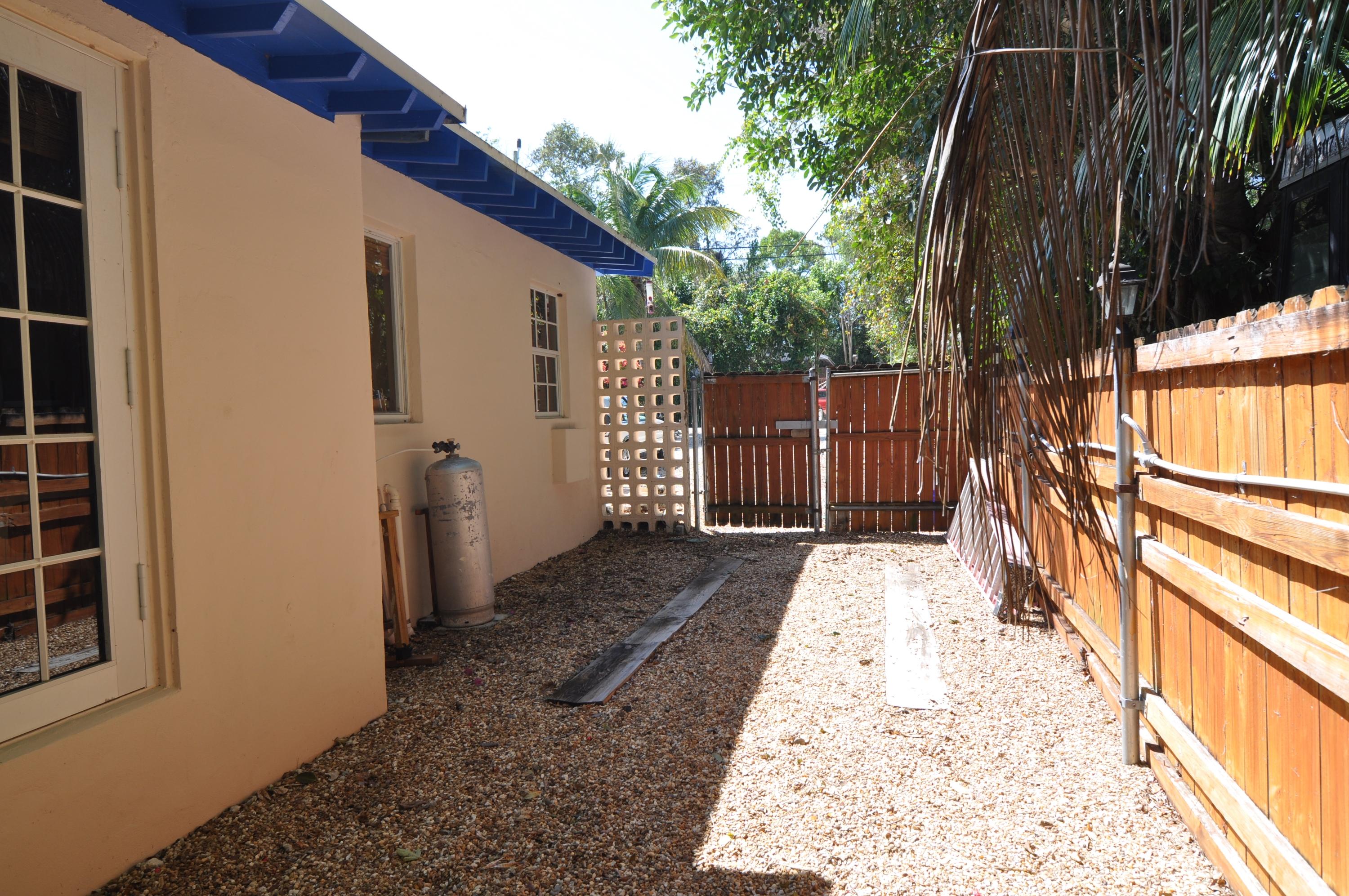 20 Dolphin Road Key Largo, FL 33037 - Photo 18 of 31 Protected parking