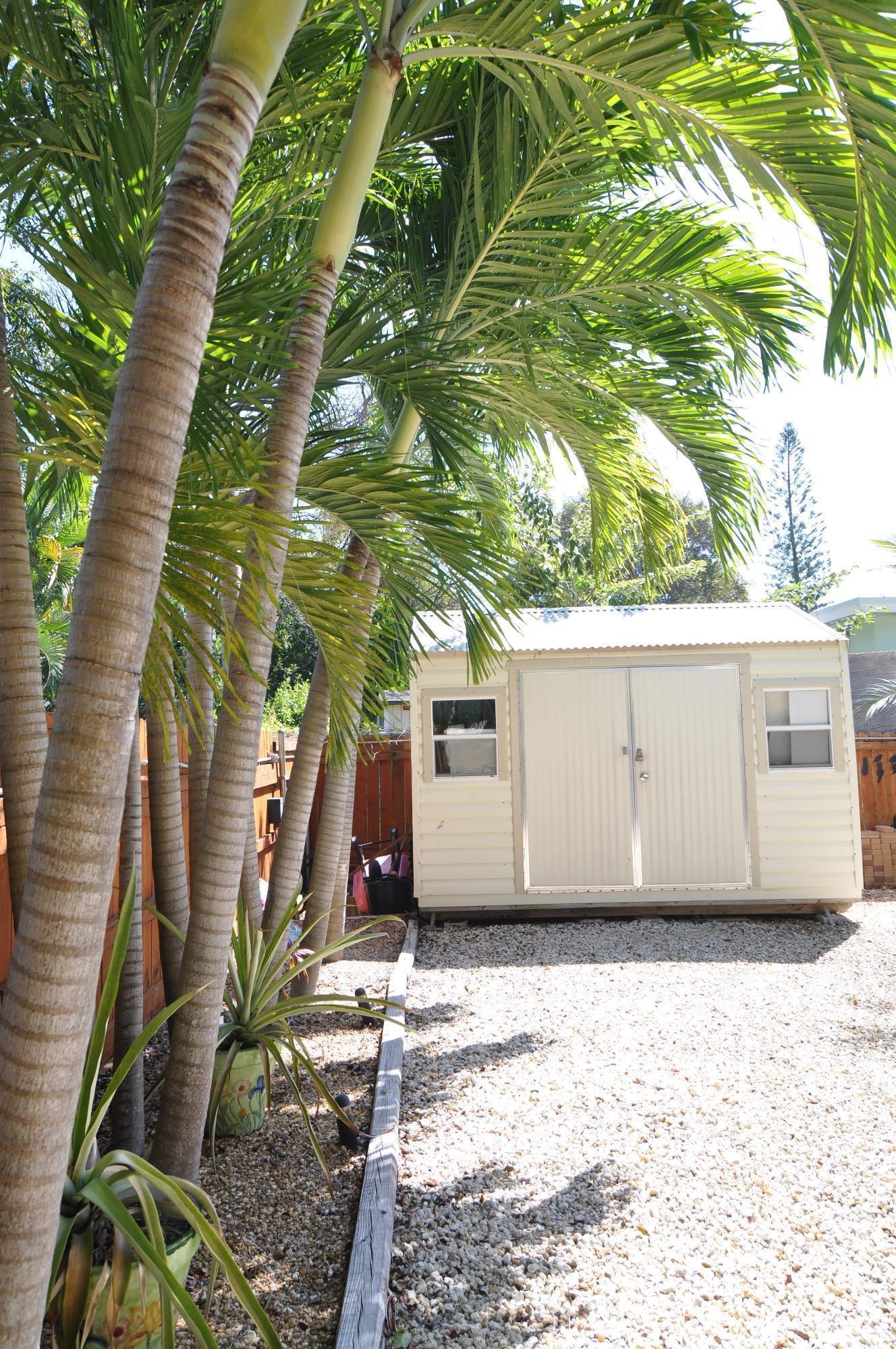 20 Dolphin Road Key Largo, FL 33037 - Photo 23 of 31 Row of palms
