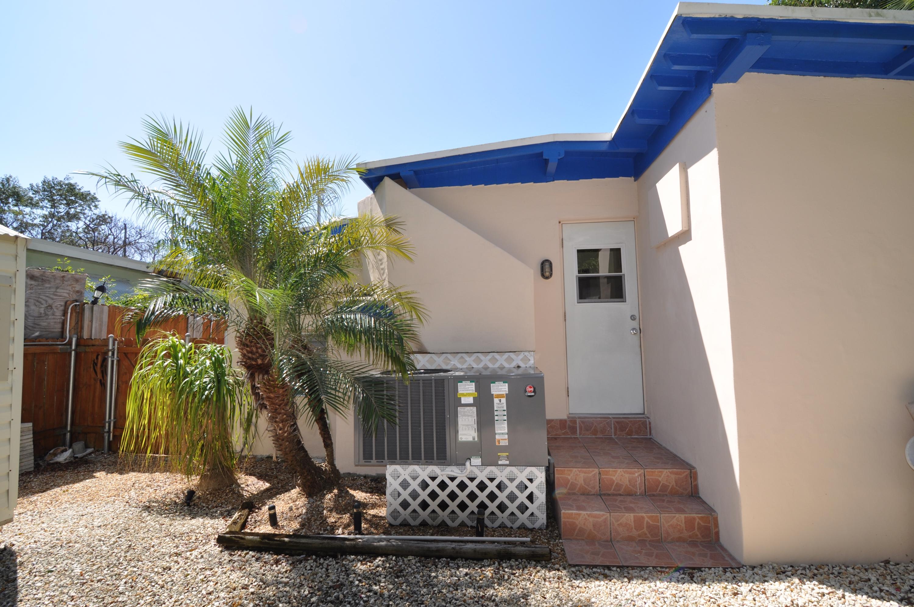 20 Dolphin Road Key Largo, FL 33037 - Photo 25 of 31 Back door