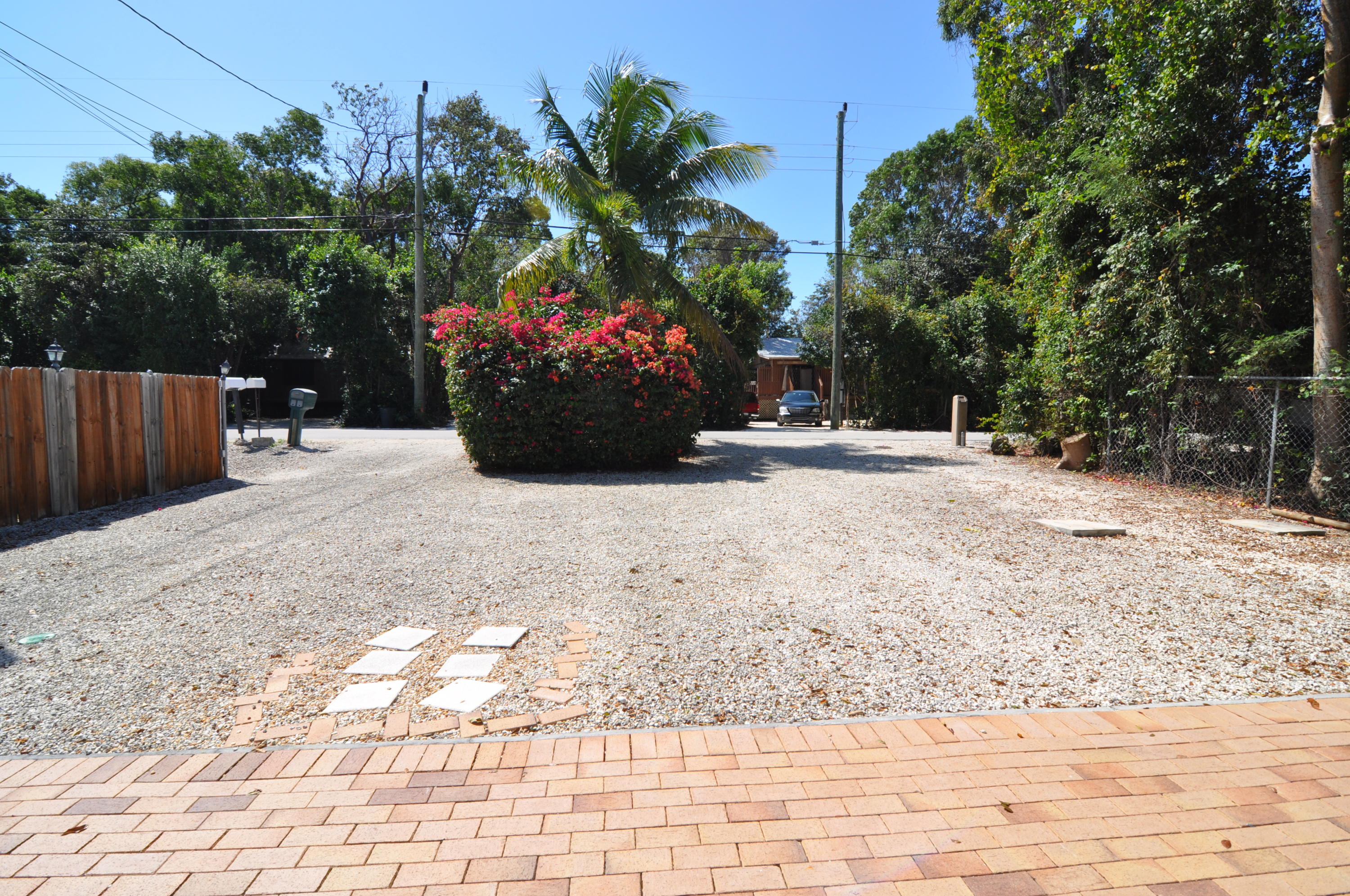 20 Dolphin Road Key Largo, FL 33037 - Photo 26 of 31 Front patio/yard