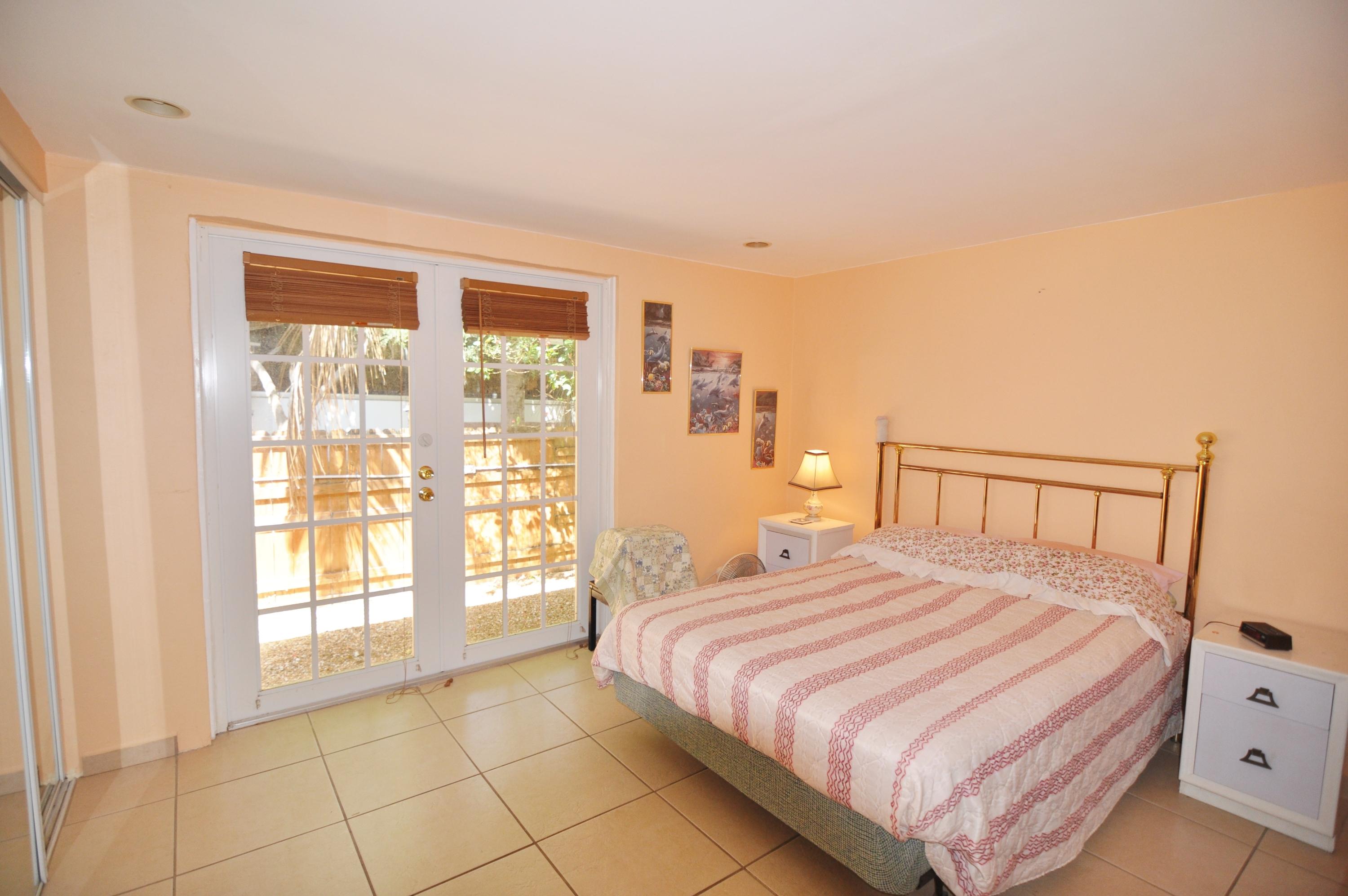 20 Dolphin Road Key Largo, FL 33037 - Photo 8 of 31 Master bedroom
