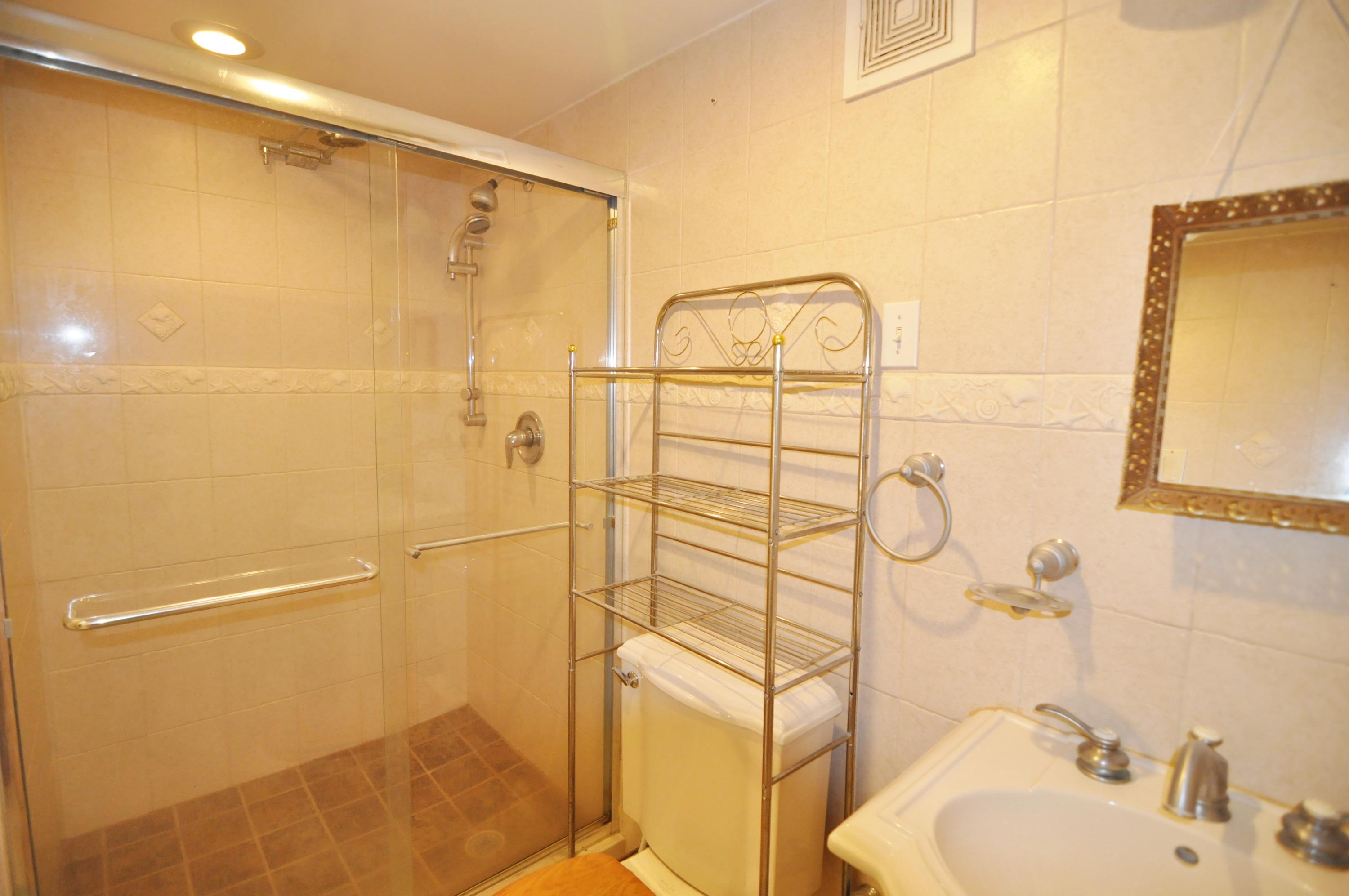 20 Dolphin Road Key Largo, FL 33037 - Photo 10 of 31 Updated bath