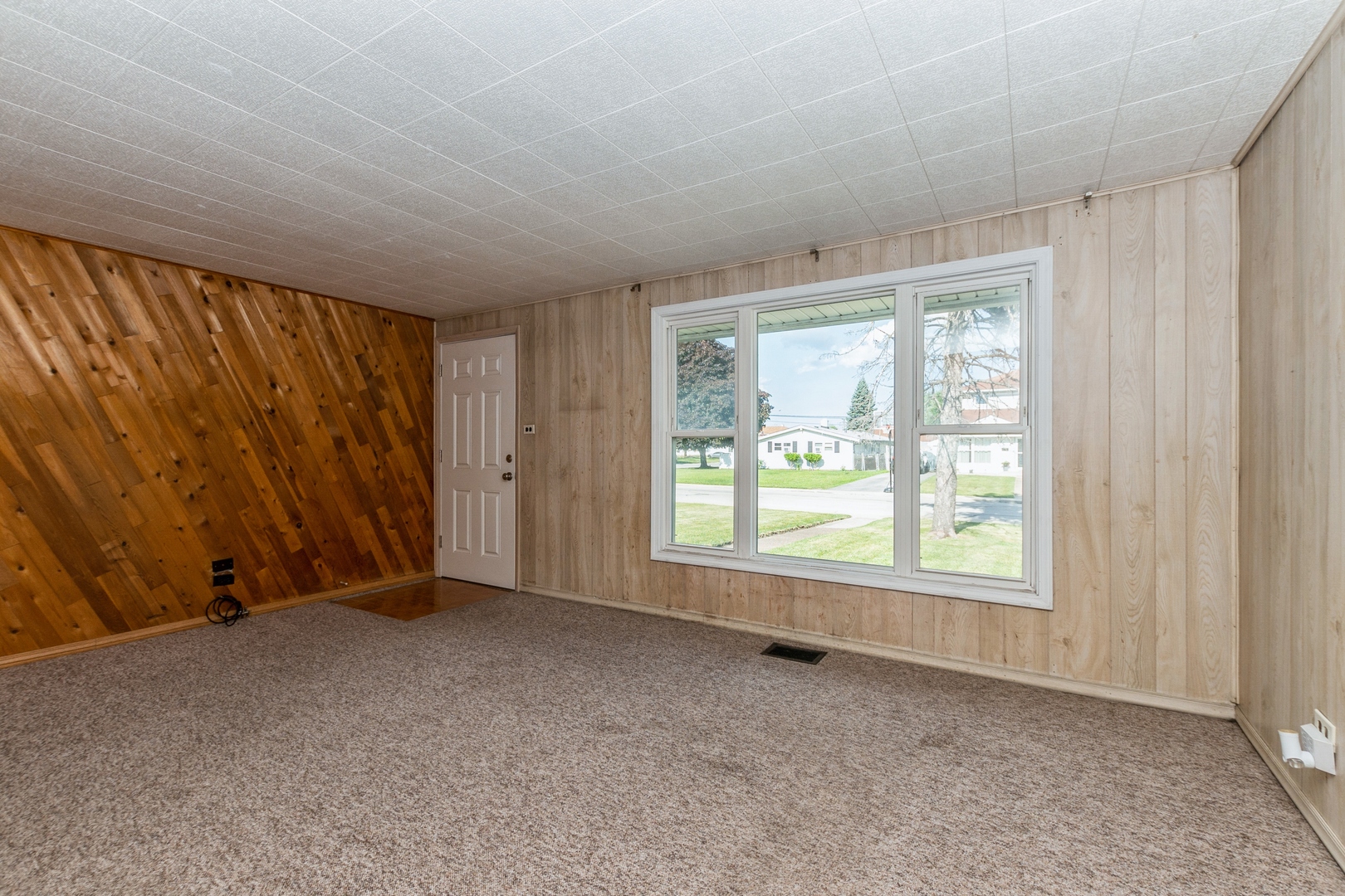 8734 South Corcoran Road Hometown, IL 60456 - Photo 3 of 15 an empty room with windows