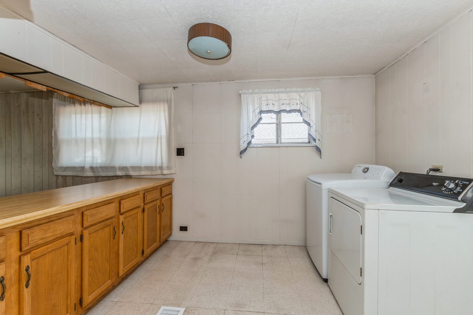 8734 South Corcoran Road Hometown, IL 60456 - Photo 7 of 15 a room with storage and utility