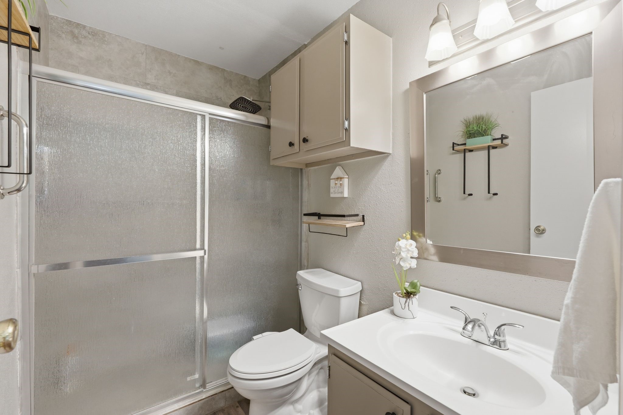 13151 Walden Road, Unit 131 Montgomery, TX 77356 - Photo 12 of 35 Well-maintained bath with a clean design and convenient layout.