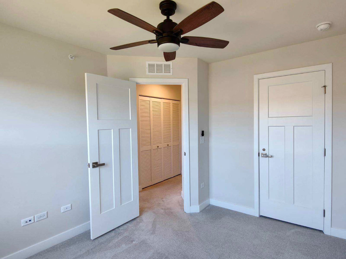 319 Elm Ct., Unit 319 Mount Prospect, IL 60056 - Photo 18 of 21 a view of an empty room and a ceiling fan