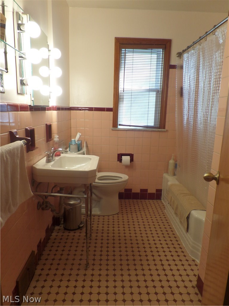 1566 Felton Road South Euclid, OH 44121 - Photo 11 of 21 The full first floor bathroom.