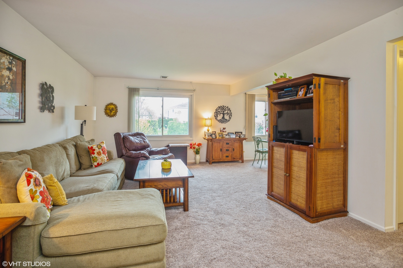 225 Rodenburg Road Roselle, IL 60172 - Photo 2 of 10