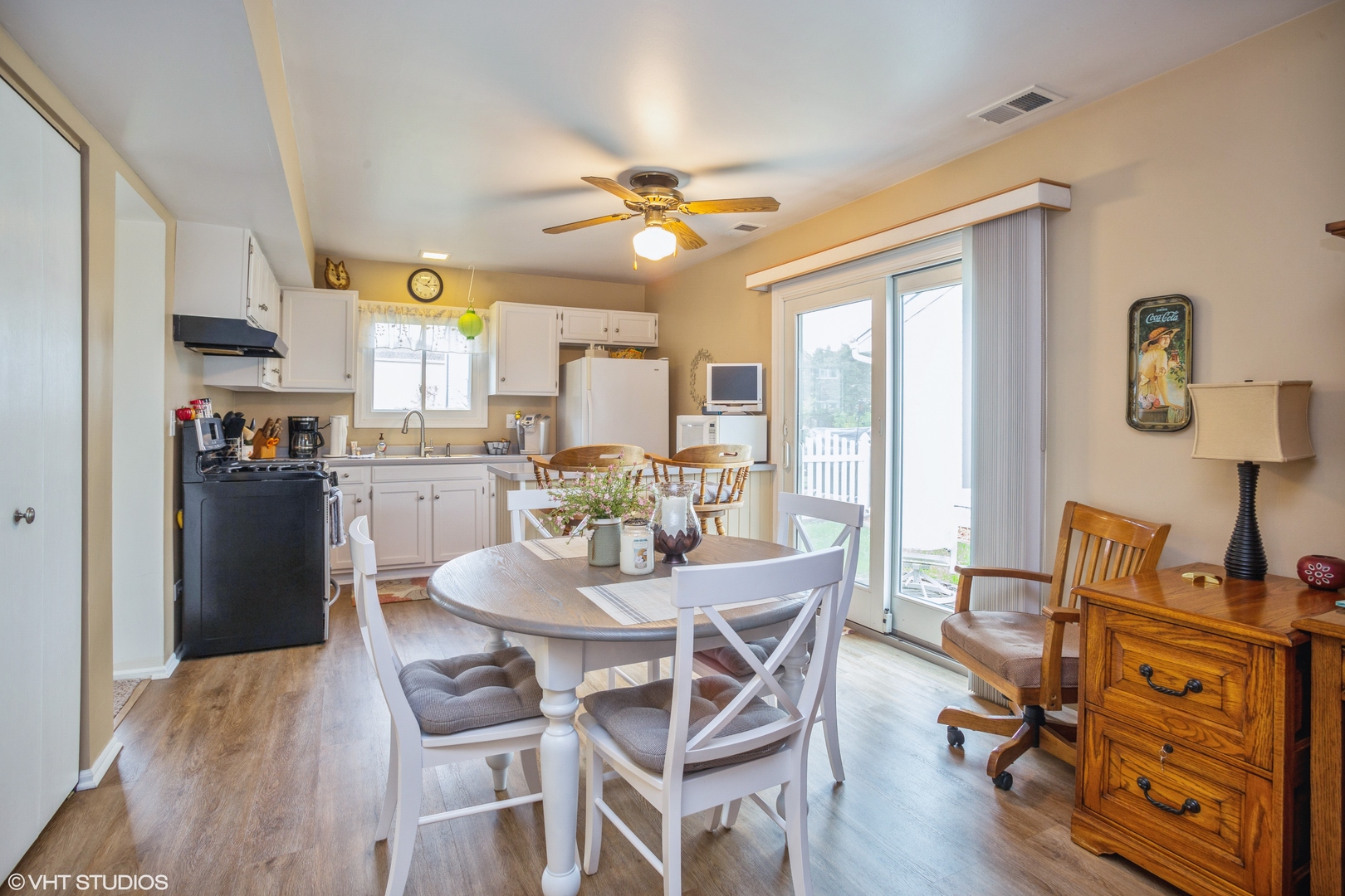 225 Rodenburg Road Roselle, IL 60172 - Photo 3 of 10