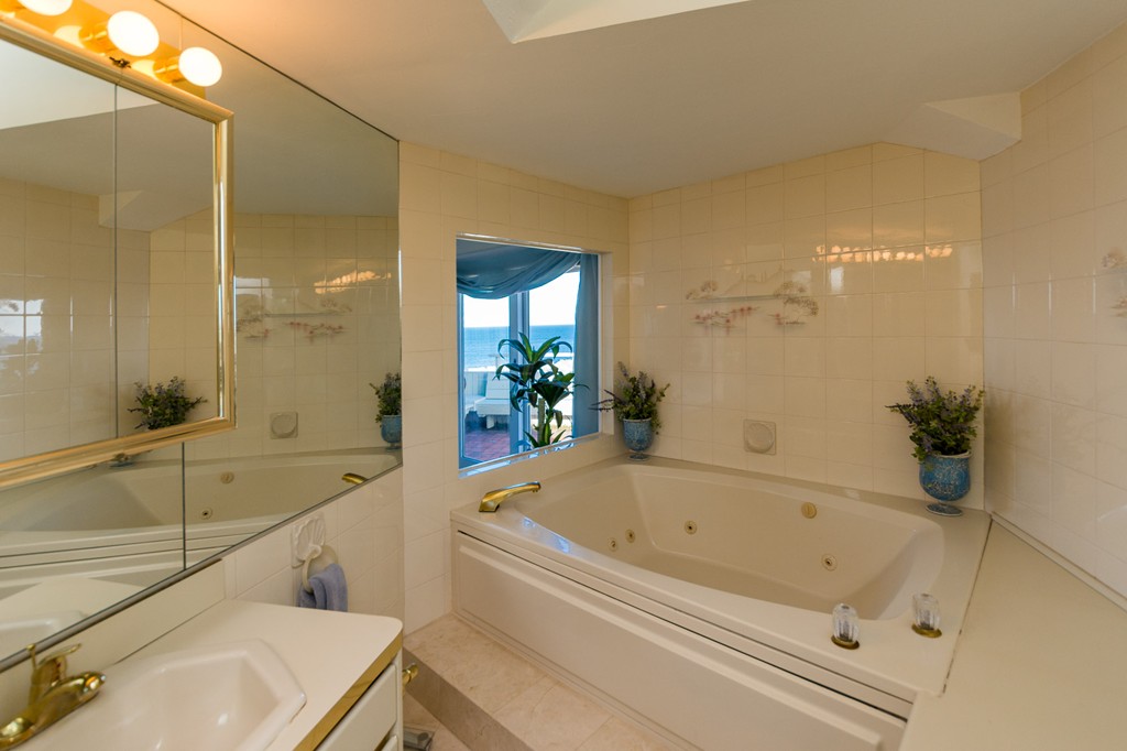 63 Oceanside Drive, Unit 63 Hull, MA 02045 - Photo 23 of 30 a bathroom with a bathtub and a sink
