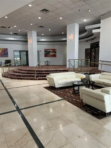 $1,950 | 6345 Collins Avenue, Unit 614, Miami Beach, FL 33141