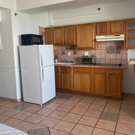 $1,900 | 6345 Collins Avenue, Unit 614, Miami Beach, FL 33141