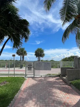 $1,900 | 6345 Collins Avenue, Unit 614, Miami Beach, FL 33141
