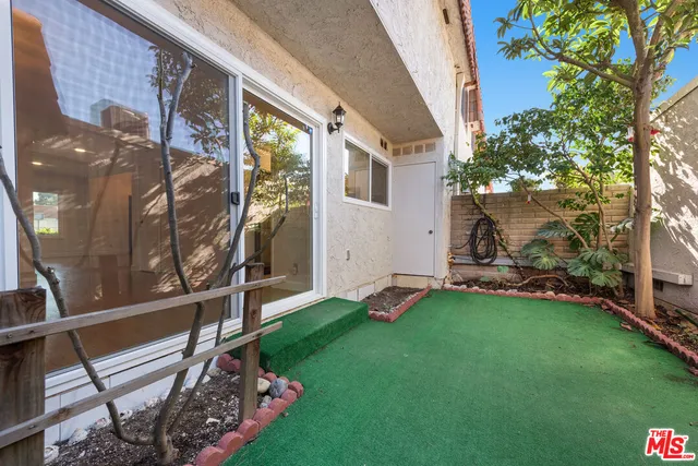 a view of a house with backyard