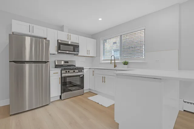 $270,000 | 2712 West Balmoral Avenue, Unit 2E, Chicago, IL 60625