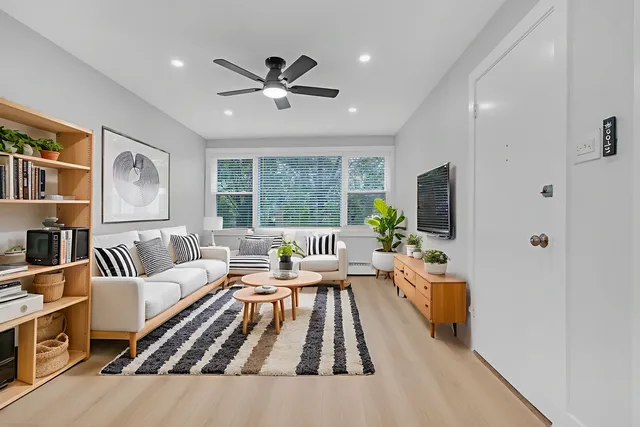 $270,000 | 2712 West Balmoral Avenue, Unit 2E, Chicago, IL 60625