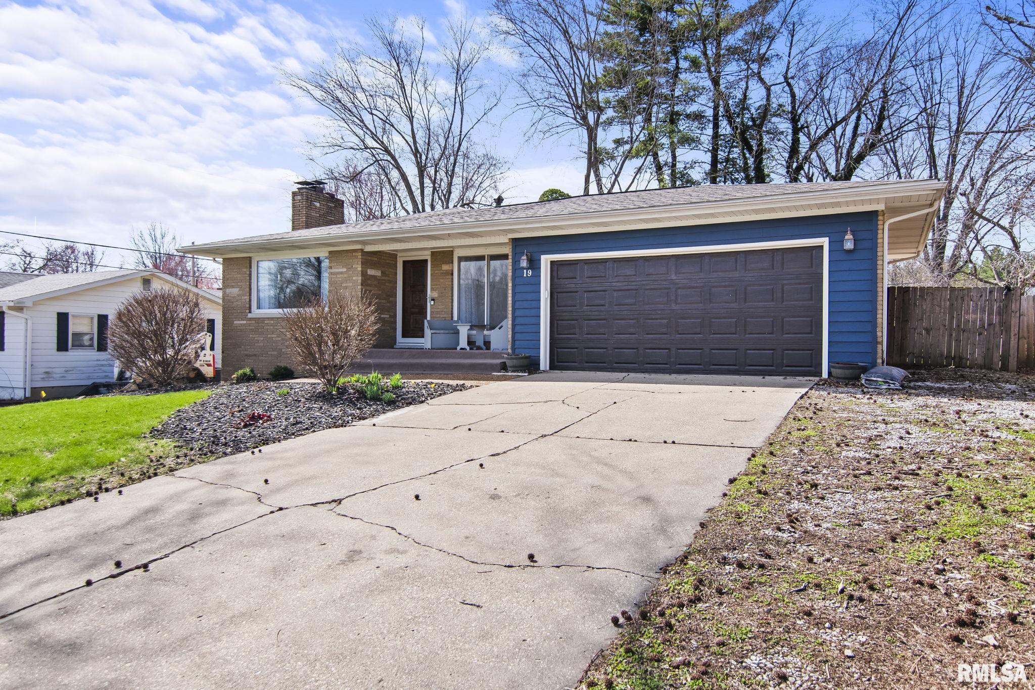 19 Circle Drive Rochester, IL 62563 - Photo 2 of 33