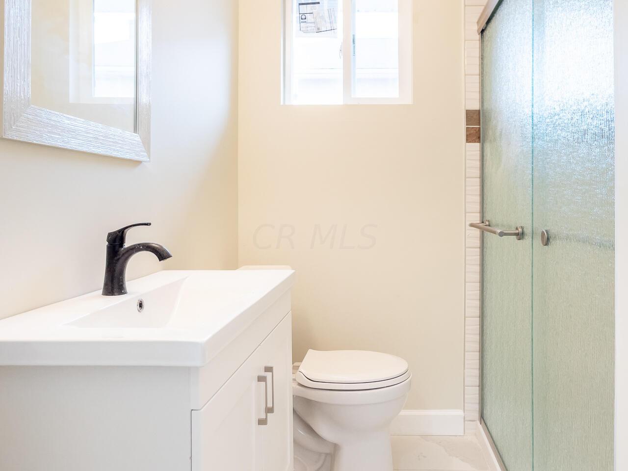 1325 Lockbourne Road Columbus, OH 43206 - Photo 10 of 24 Primar Bath