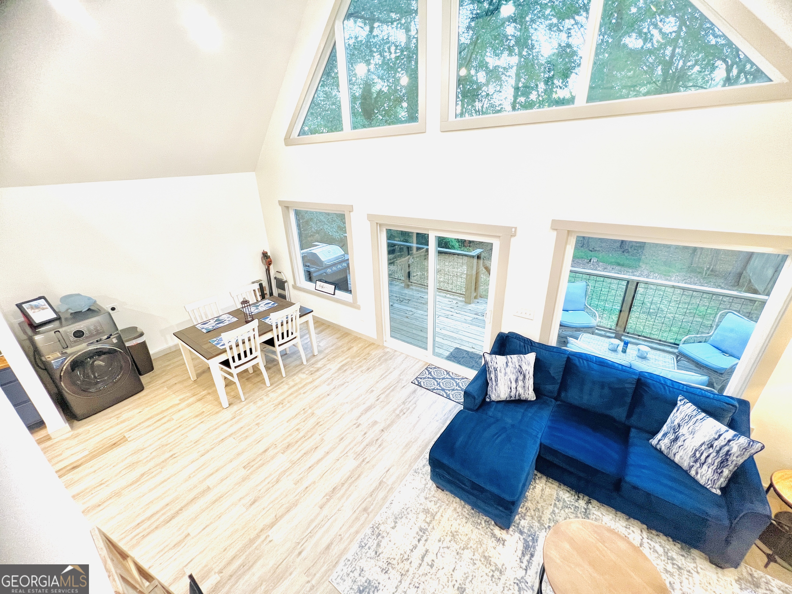 788 Lakeshore Road Martin, GA 30557 - Photo 16 of 29 a living room with furniture and a window