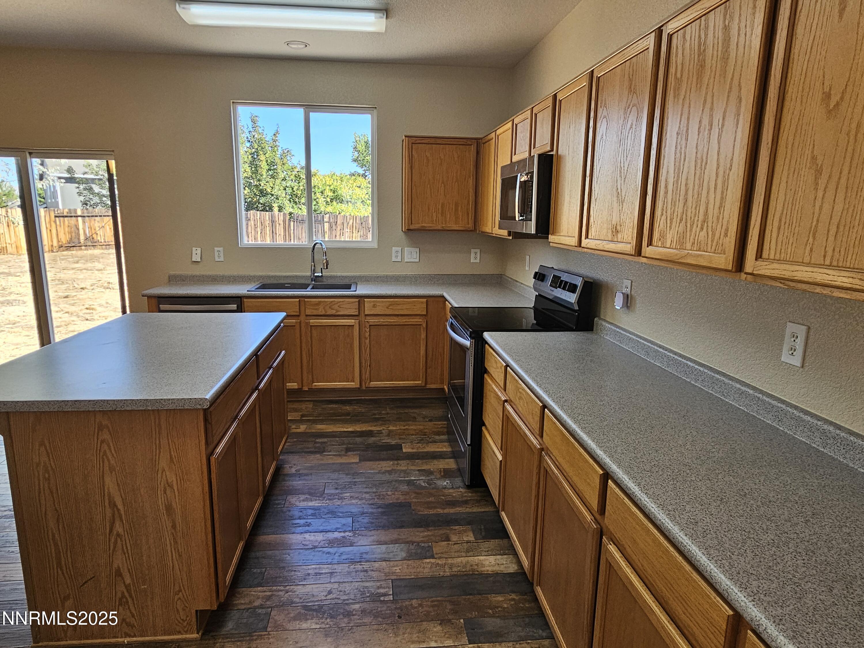 9995 Moondust Court Reno, NV 89506 - Photo 4 of 32 20250801_085937