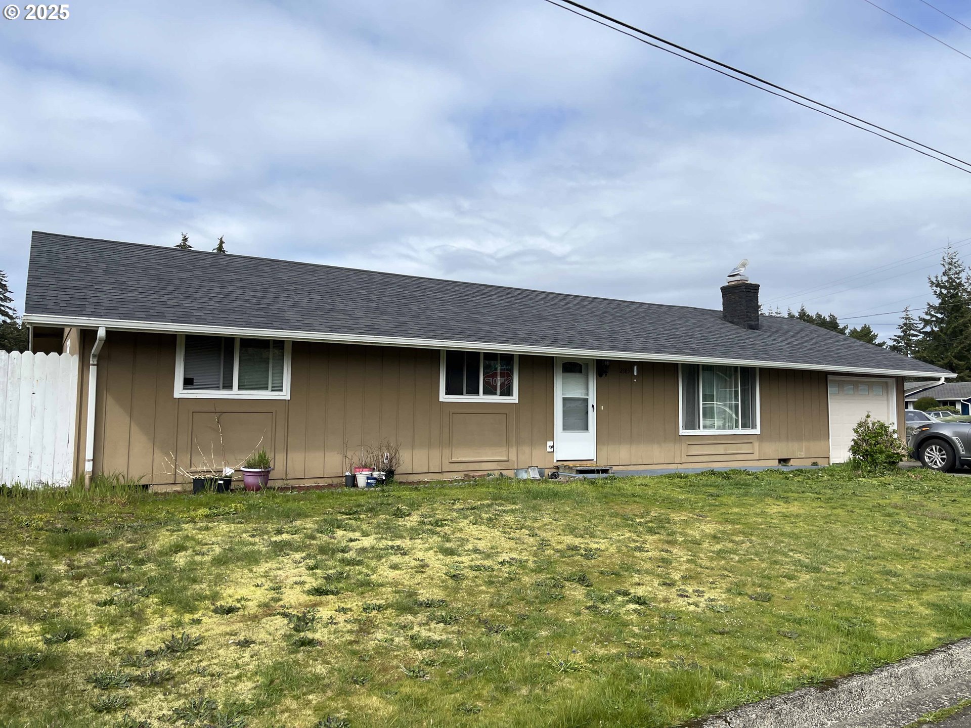 2385 19th Street Florence, OR 97439 - Photo 3 of 47 a front view of a house with garden