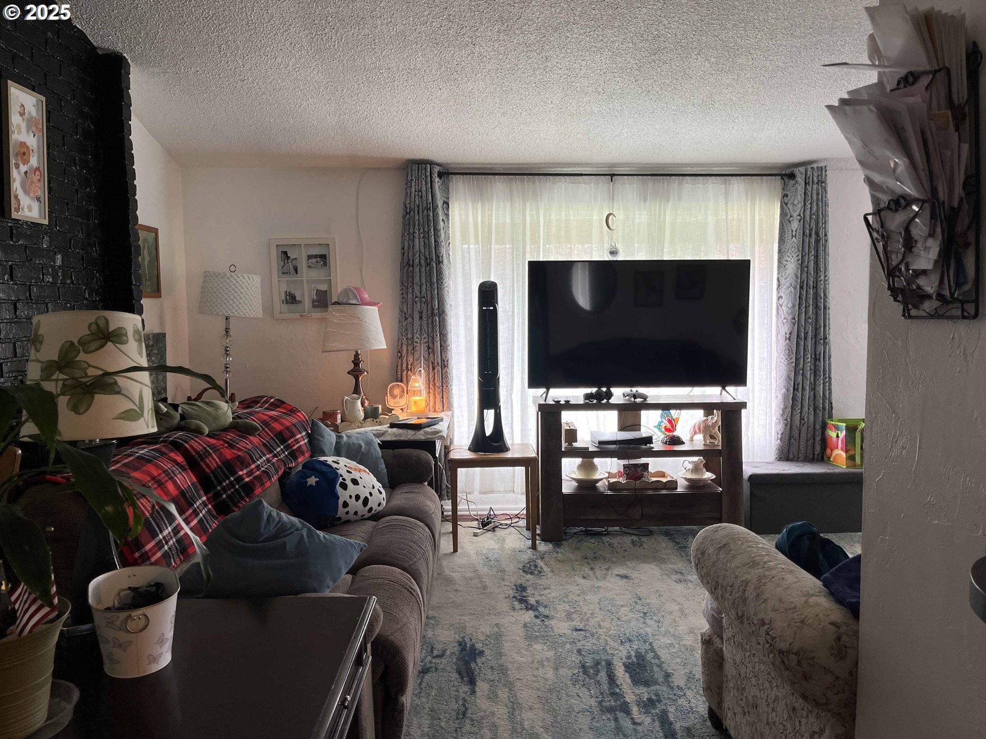 2385 19th Street Florence, OR 97439 - Photo 10 of 47 a living room with furniture and a flat screen tv