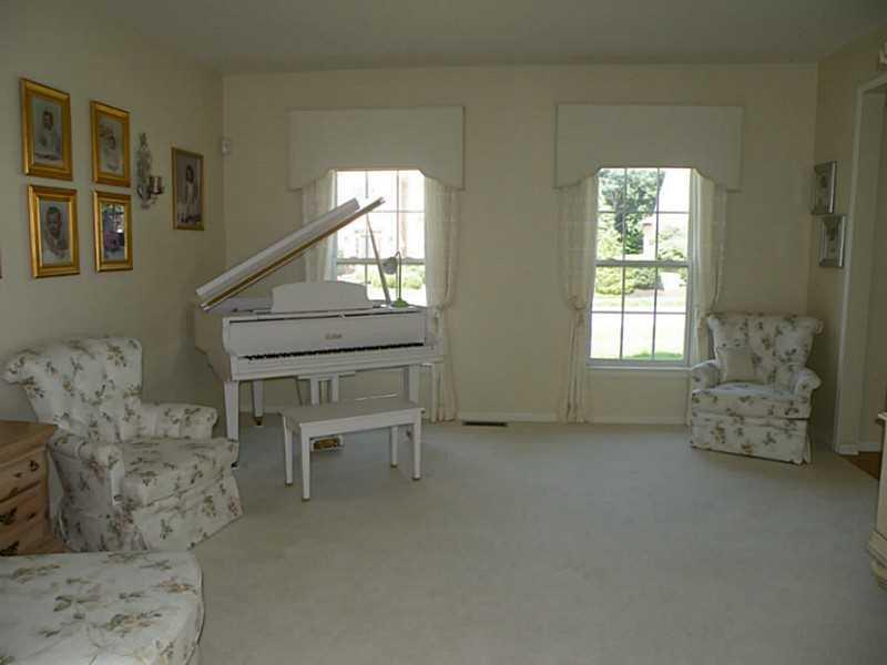 311 Buffalo Ridge Road Canonsburg, PA 15317 - Photo 3 of 25 Living Room. 311 Buffalo Ridge Road Living Room