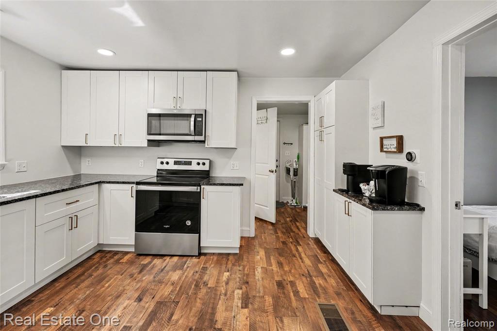 2073 Roslyn Road Grosse Pointe Woods, MI 48236 - Photo 11 of 30
