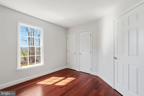 a view of empty room with window