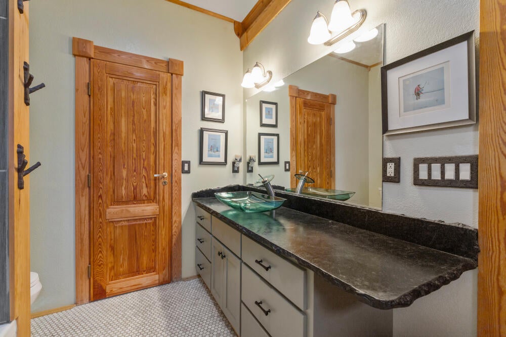 11020 Kestrel Road Klamath Falls, OR 97601 - Photo 27 of 47 Vessel Sink