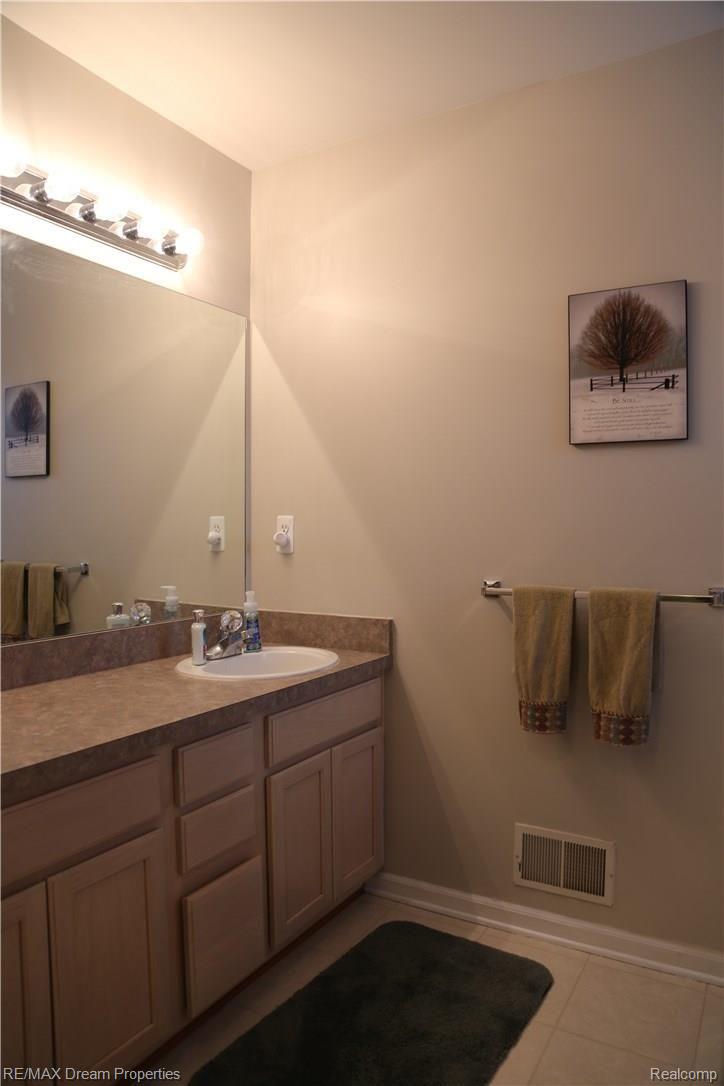 1450 Lee Wood Ridge Road Walled Lake, MI 48390 - Photo 15 of 42 LAV BATH