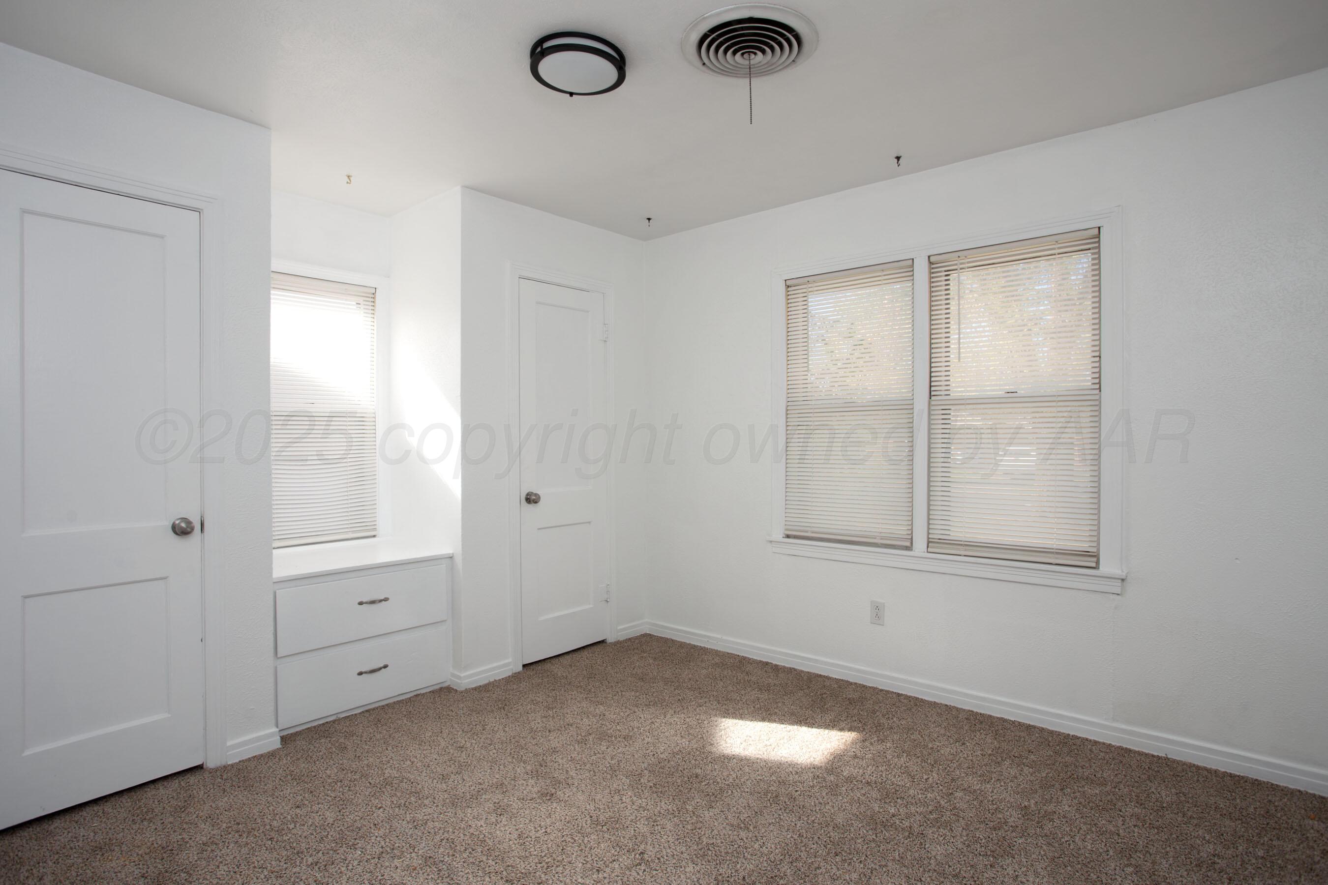 4215 South Travis Street Amarillo, TX 79110 - Photo 7 of 20 an empty room with windows