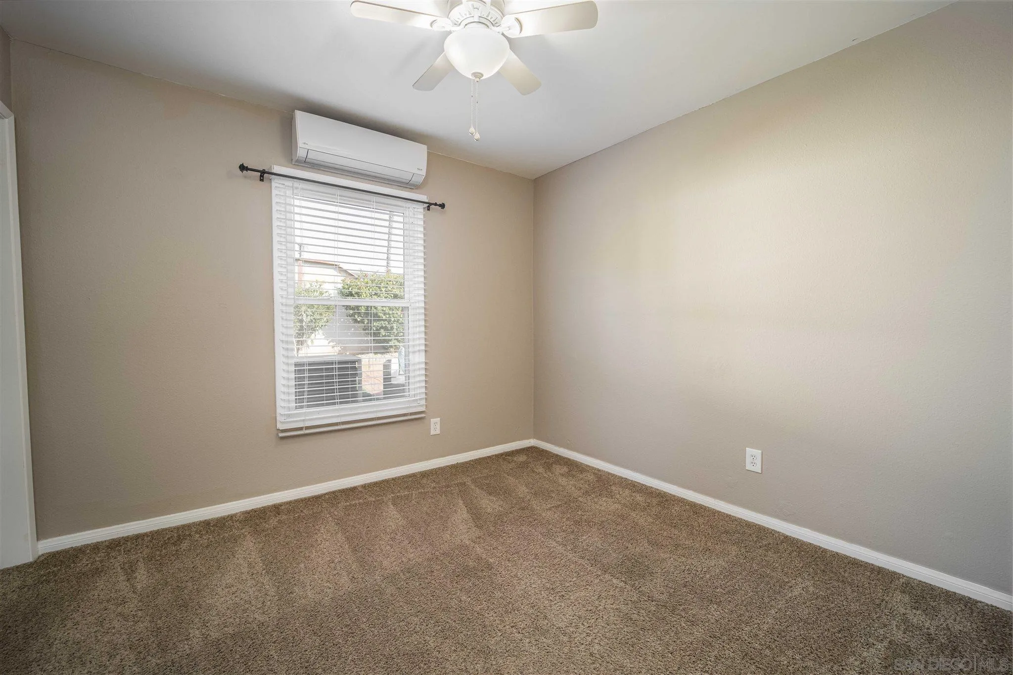 962 Wilfred Street El Cajon, CA 92021 - Photo 17 of 27 an empty room with a window